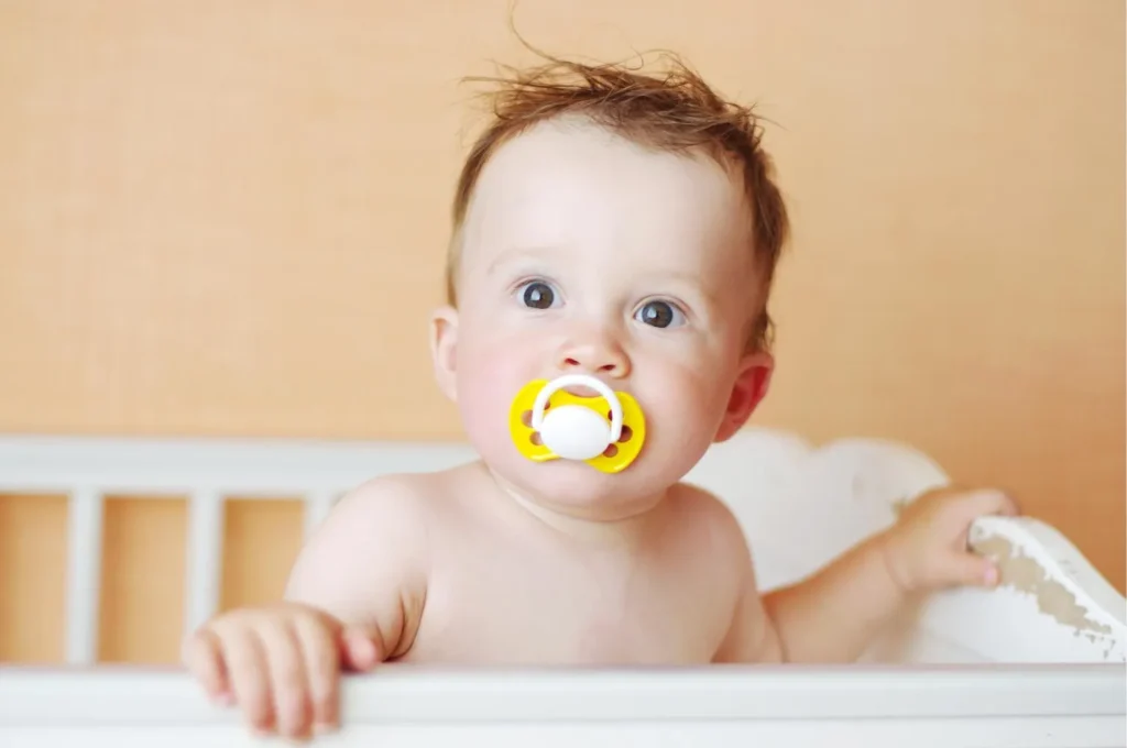Bambino con ciuccio
