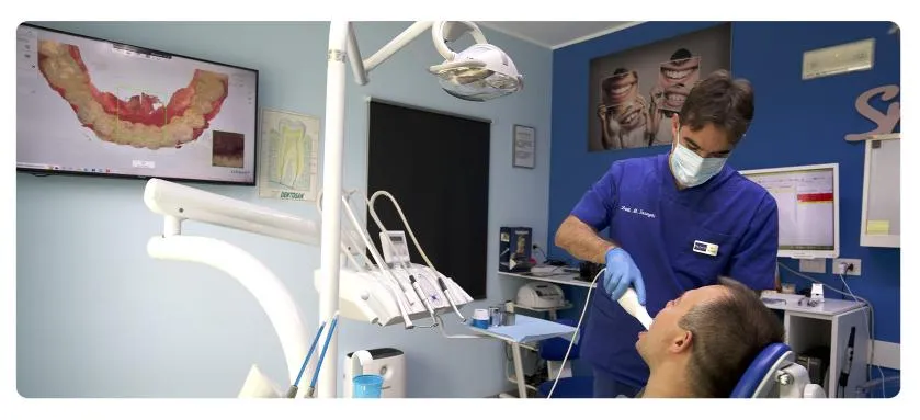 Il dott. Inzaghi che effettua una scansione intraorale PER IL DIGITAL SMILE DESIGN