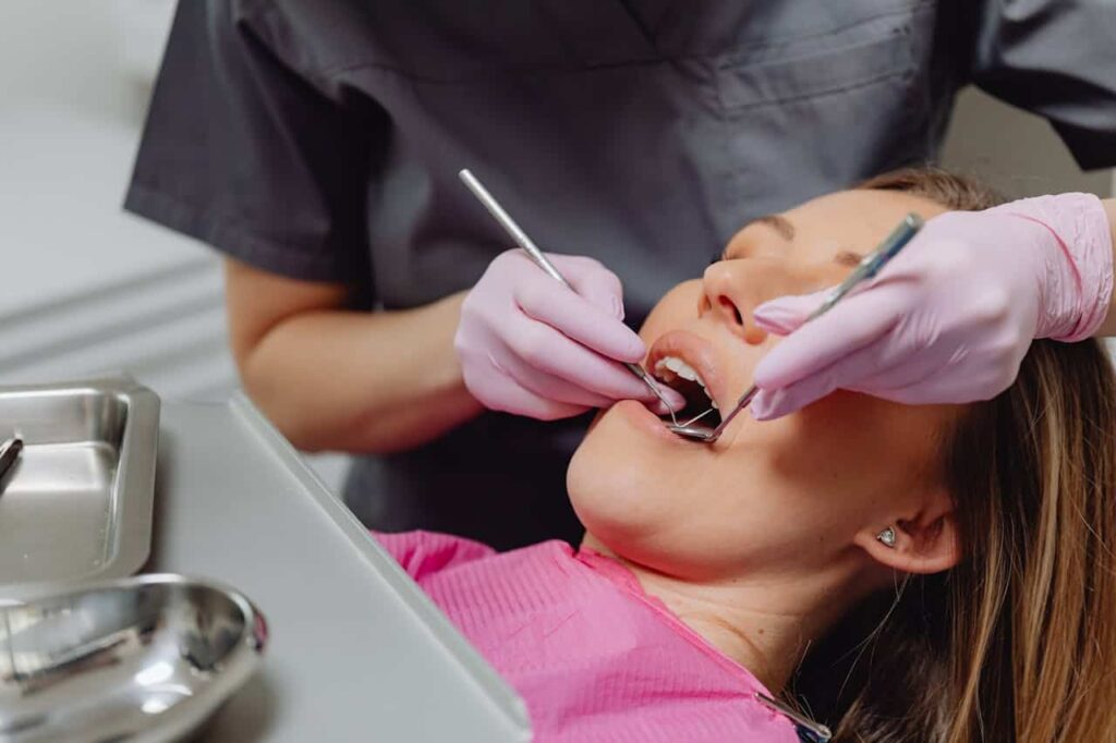 Controllo periodico dal dentista per la prevenzione di gengiviti e parodontiti