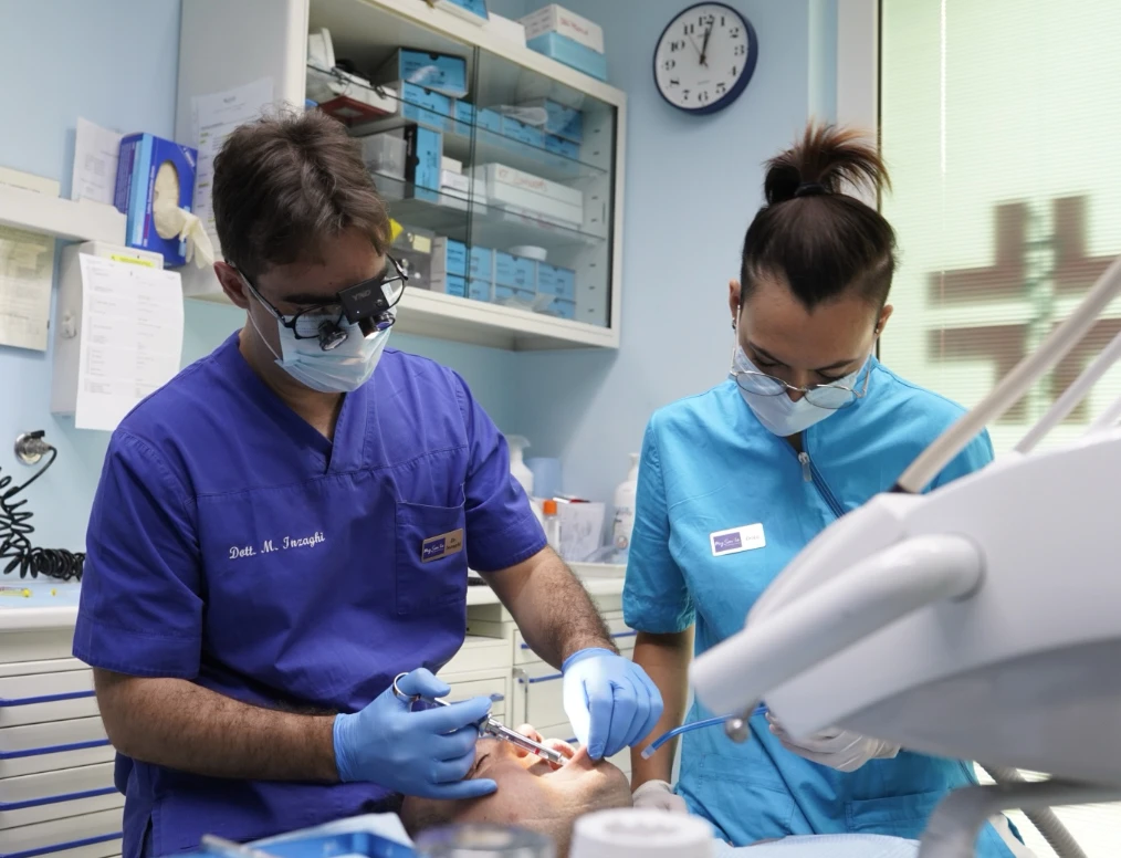 trattamento di contouring dentale bonding dentale reshaping